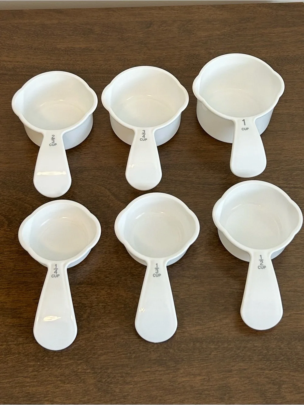 TUPPERWARE CURVED HANDLE WHITE MEASURING CUPS AND SPOONS